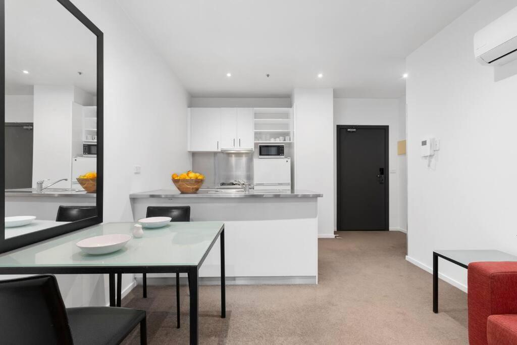 108 Astral Apartments Melbourne Exterior photo